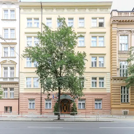 Club Hotel 3*